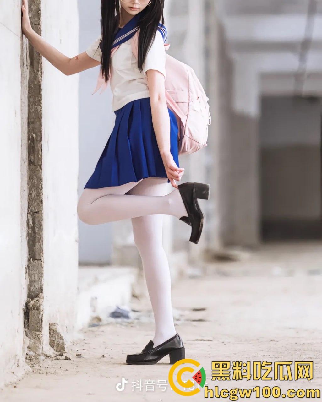 抖音3.5W粉丝小网红【可露莉】，抖音发的是可欲可甜小萌妹，国外展示的是豪放巨乳白虎逼-4