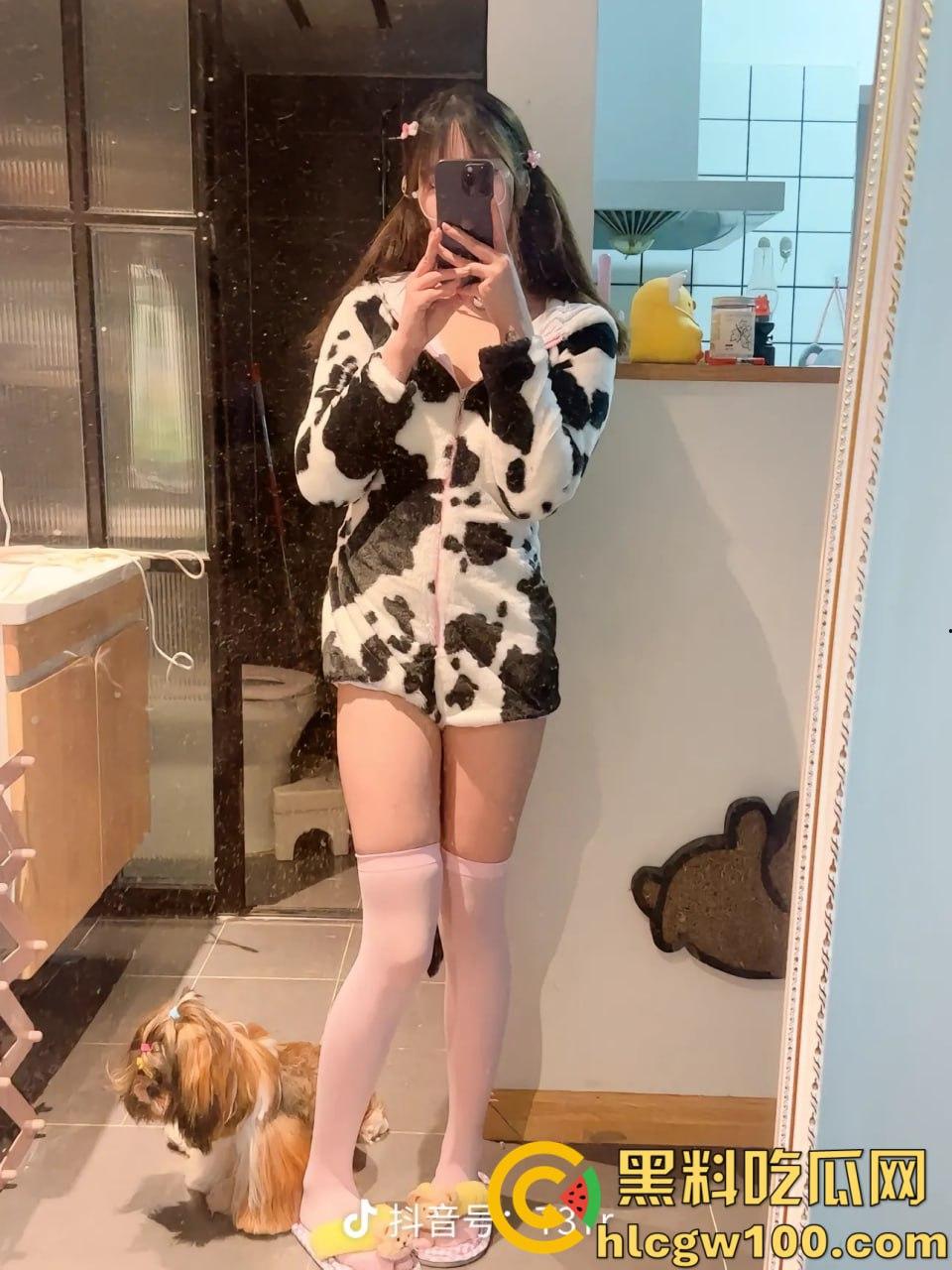 抖音3.5W粉丝小网红【可露莉】，抖音发的是可欲可甜小萌妹，国外展示的是豪放巨乳白虎逼-6