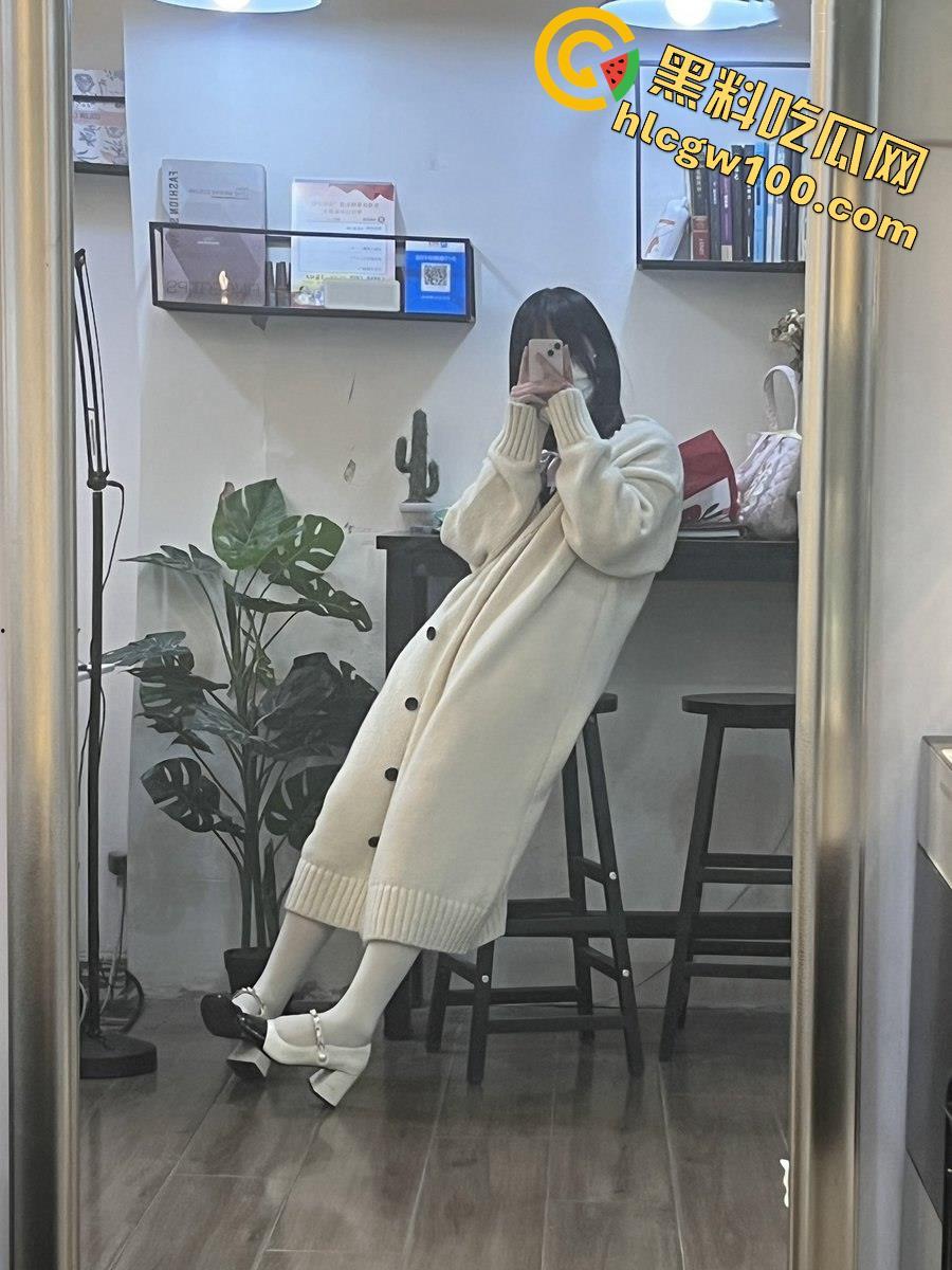 抖音3.5W粉丝小网红【可露莉】，抖音发的是可欲可甜小萌妹，国外展示的是豪放巨乳白虎逼-9