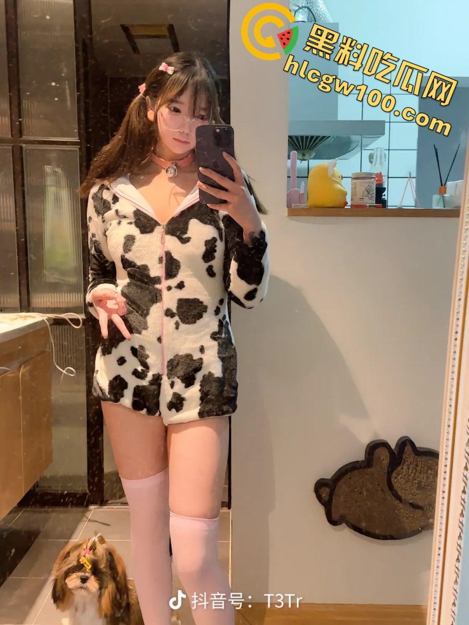 抖音3.5W粉丝小网红【可露莉】，抖音发的是可欲可甜小萌妹，国外展示的是豪放巨乳白虎逼-13