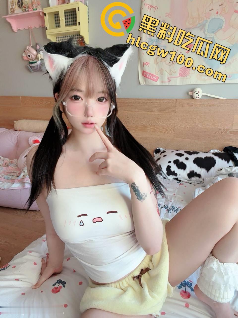 抖音3.5W粉丝小网红【可露莉】，抖音发的是可欲可甜小萌妹，国外展示的是豪放巨乳白虎逼-14