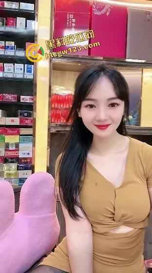 烟台烟酒店少妇老板娘,门面里直播自慰潮喷,喷湿一地成大水娃,卖不出酒就靠浪水吸客!-1