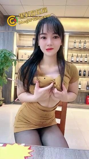 烟台烟酒店少妇老板娘,门面里直播自慰潮喷,喷湿一地成大水娃,卖不出酒就靠浪水吸客!-3