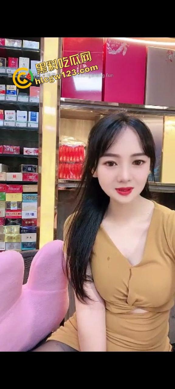 烟台烟酒店少妇老板娘,门面里直播自慰潮喷,喷湿一地成大水娃,卖不出酒就靠浪水吸客!-4