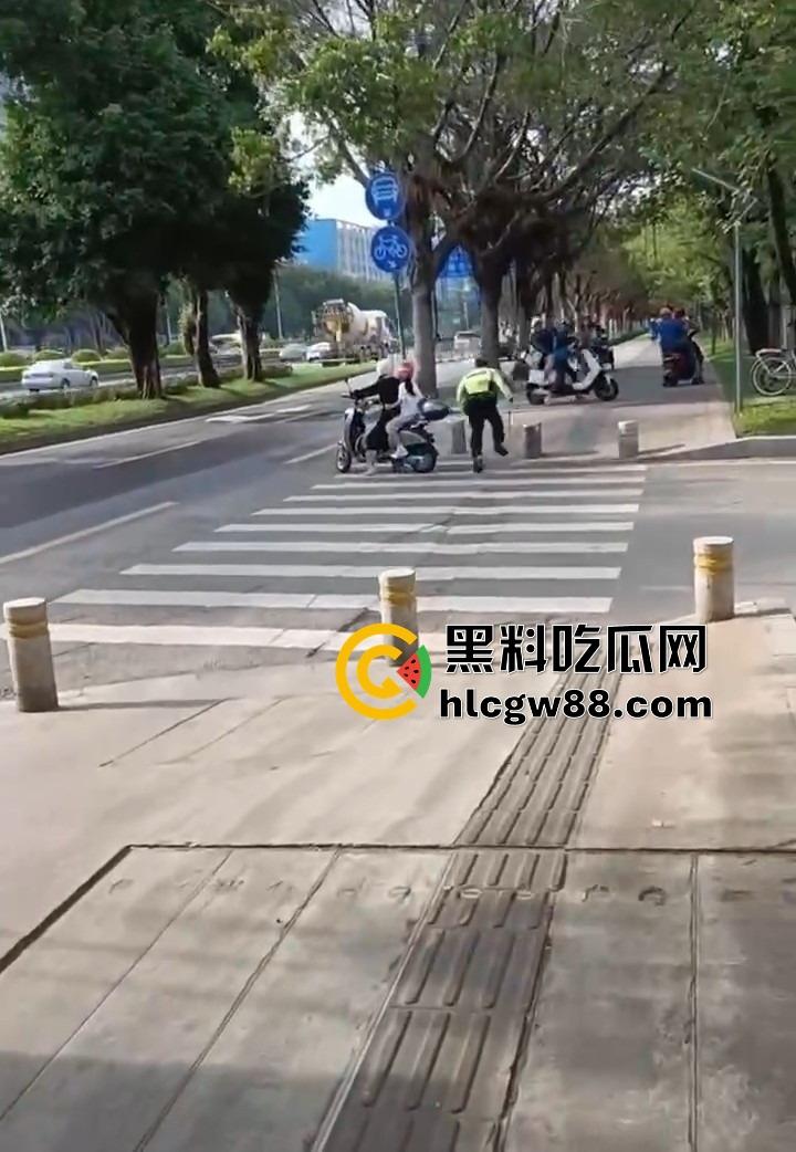 广州电动车整治引爆街头战火，交警暴力执法引众怒，市民直接干翻警车轮胎放气反击！-12