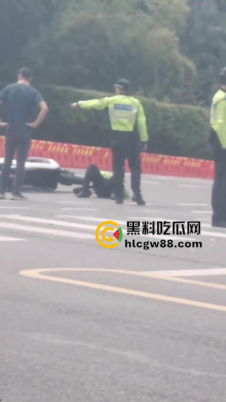 广州电动车整治引爆街头战火，交警暴力执法引众怒，市民直接干翻警车轮胎放气反击！-13