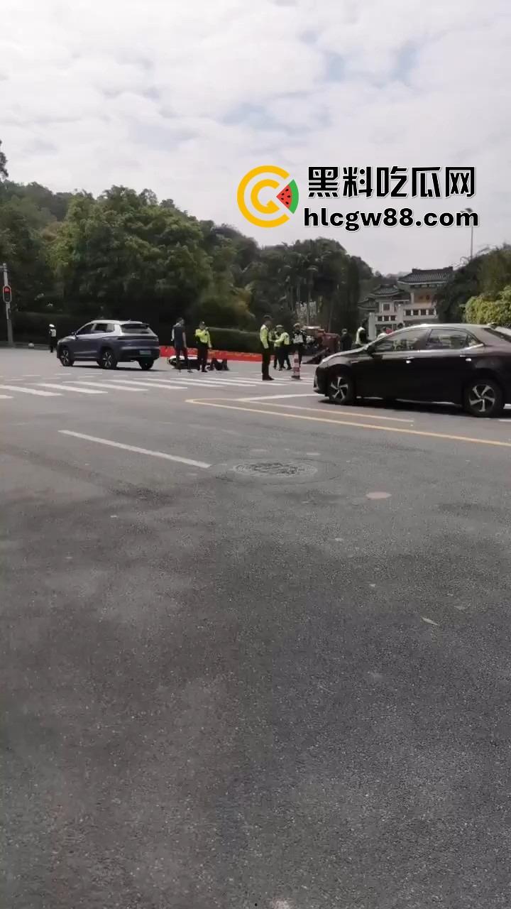 广州电动车整治引爆街头战火，交警暴力执法引众怒，市民直接干翻警车轮胎放气反击！-15