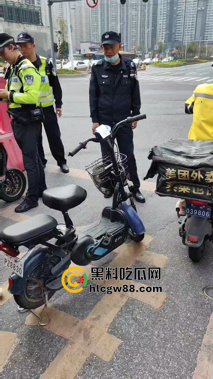 广州电动车整治引爆街头战火，交警暴力执法引众怒，市民直接干翻警车轮胎放气反击！-21
