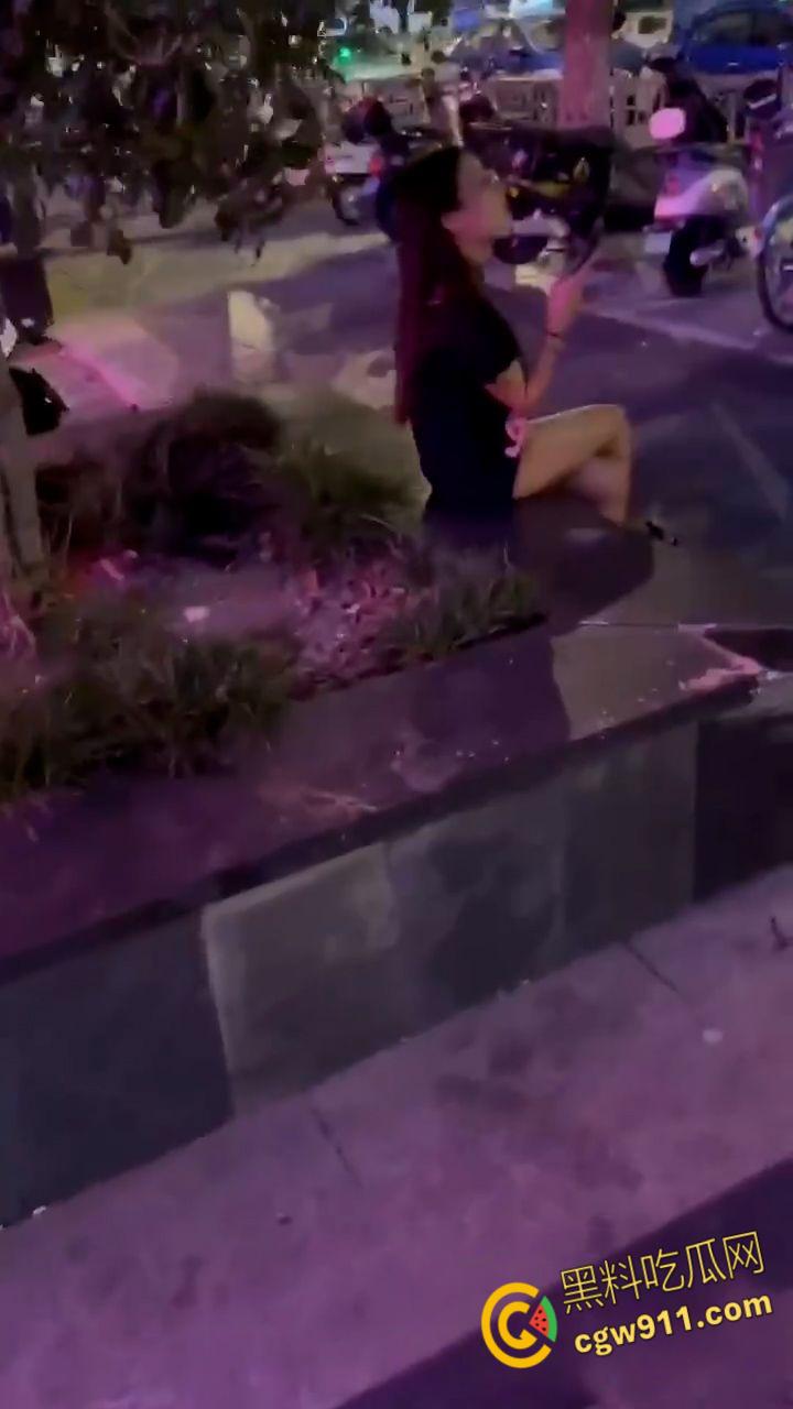 郑州万达广场绿帽厕所大战！ 清纯美女有男友，却被帅哥搭讪，把男友哄回家后，直接在厕所无套爆操！-4