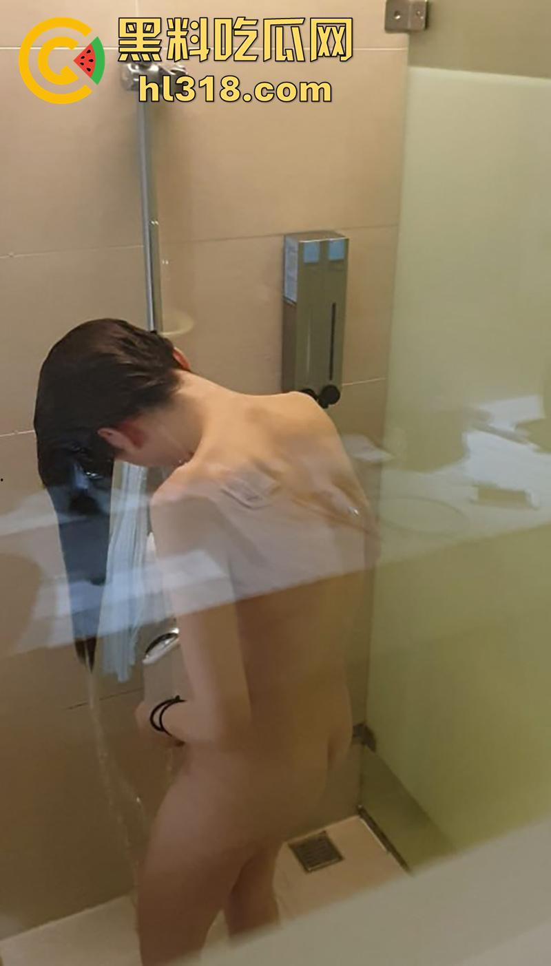 禽兽弟弟偷拍姐姐洗澡，竟然只是为了卖给色大叔，换取200块钱买游戏皮肤，这大奶肥臀还真诱人呢！-3