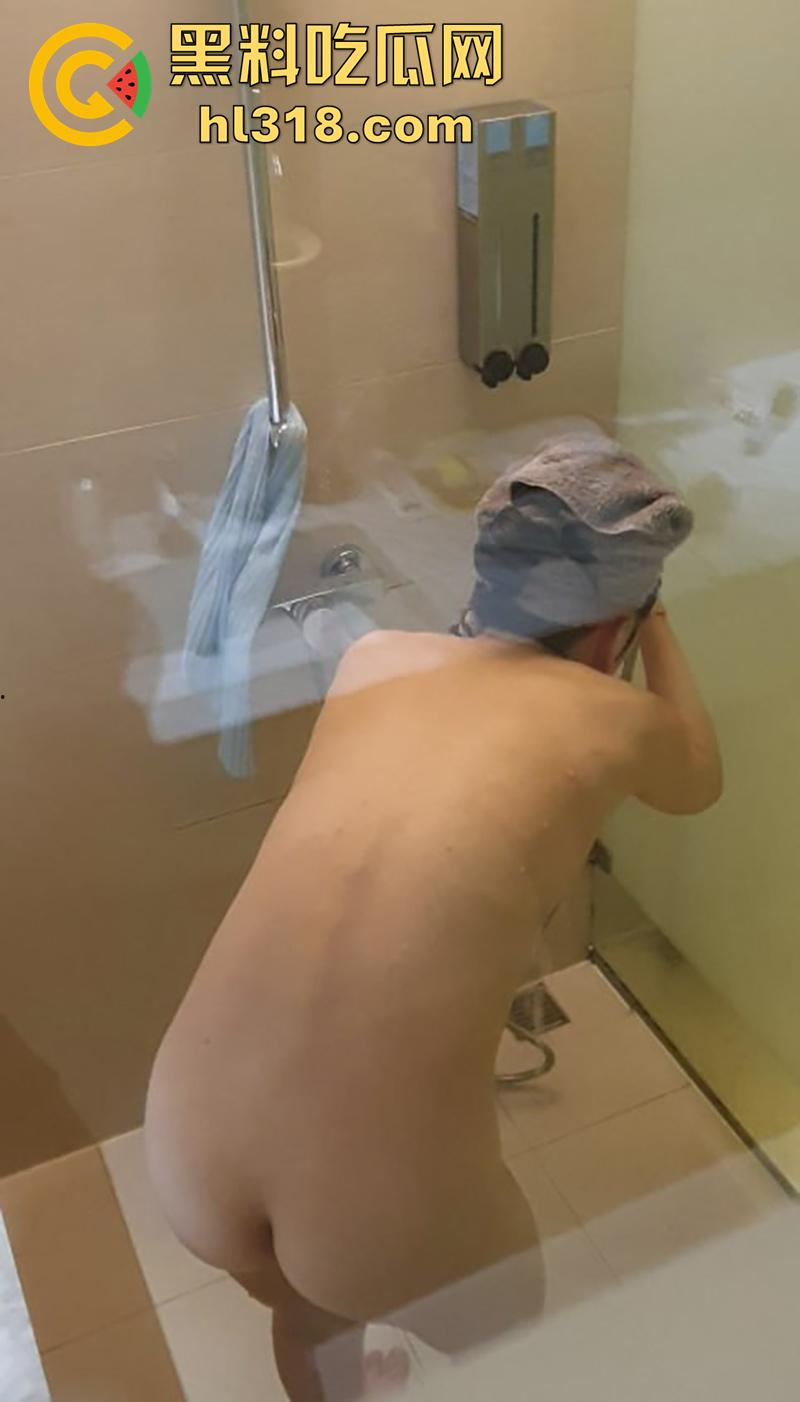 禽兽弟弟偷拍姐姐洗澡，竟然只是为了卖给色大叔，换取200块钱买游戏皮肤，这大奶肥臀还真诱人呢！-7