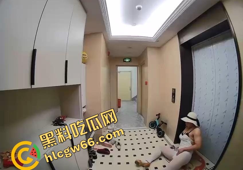 离谱到爆！男子穿白丝JK短裙在妹子家门口地毯上蹭半天射不出来，边蹭边喘边爽，这是人干的事儿吗？-11