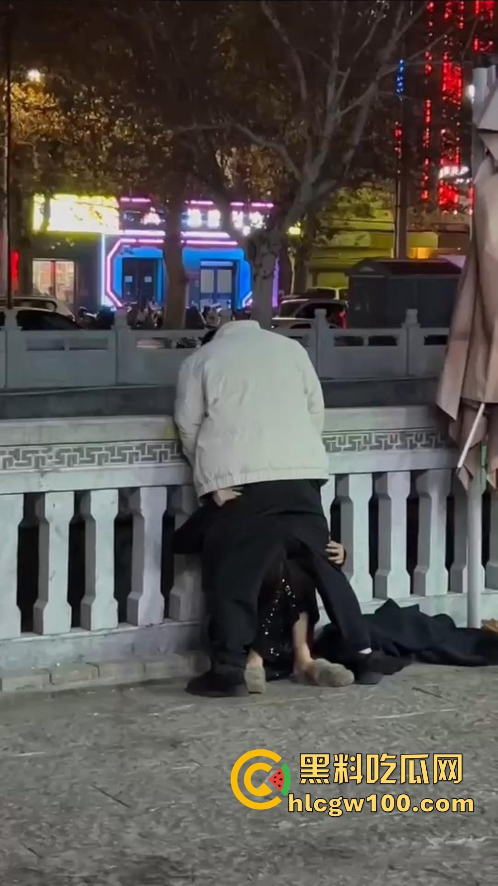 北京大哥路边发情当街怼，强按小姐姐头直接开搞，深喉怼到干呕，小姐姐手不知道该放哪，围观路人直看懵逼！-12