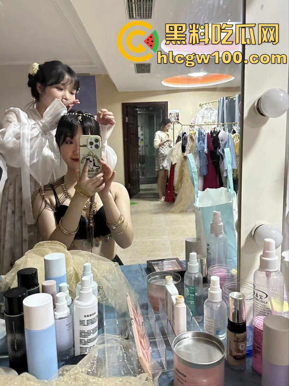 广州大学反差眼镜妹【许芊】情侣私拍流出,裸聊洗澡自摸拉尿展示,做爱嘲讽男友是不是顶不住-1