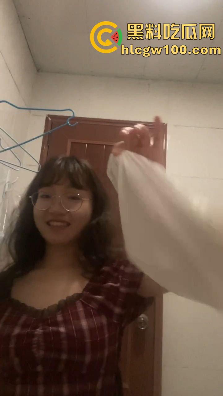 广州大学反差眼镜妹【许芊】情侣私拍流出,裸聊洗澡自摸拉尿展示,做爱嘲讽男友是不是顶不住-2