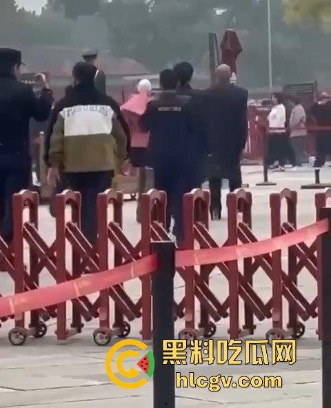 知名服装设计师【Rick Owens】团队因怪异服装被故宫请出，穿衣自由or文化亵渎？-13