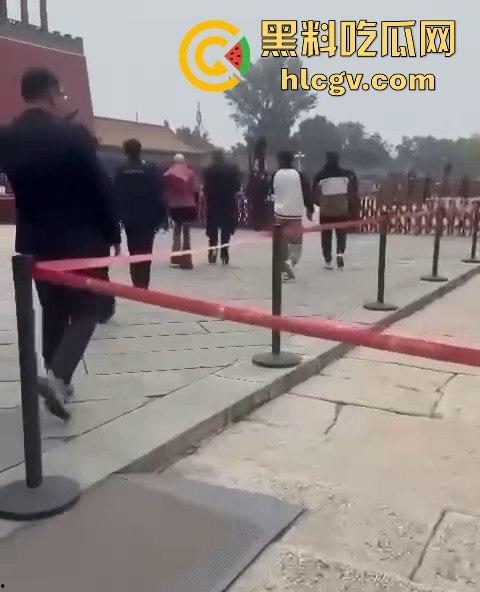 知名服装设计师【Rick Owens】团队因怪异服装被故宫请出，穿衣自由or文化亵渎？-14