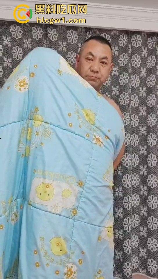 南昌捉奸场面火爆！刀都架婊子脖子上了，狗男人还裹被子怕走光，真是笑死人！-1