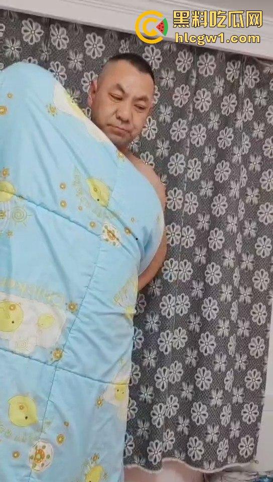 南昌捉奸场面火爆！刀都架婊子脖子上了，狗男人还裹被子怕走光，真是笑死人！-2