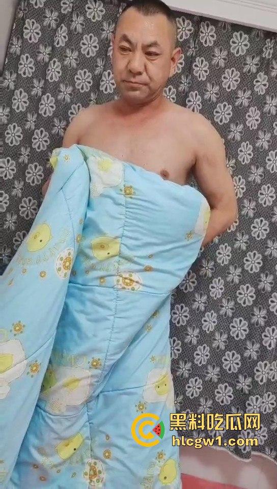 南昌捉奸场面火爆！刀都架婊子脖子上了，狗男人还裹被子怕走光，真是笑死人！-5