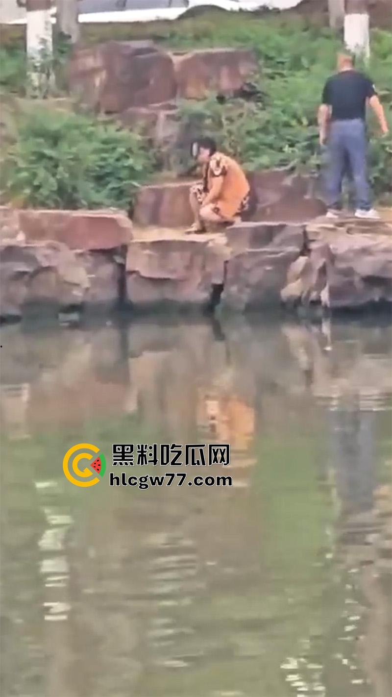 小河边老头乐 当街拉客户直接野战 这么操真方便啊 连卫生纸都省了-2