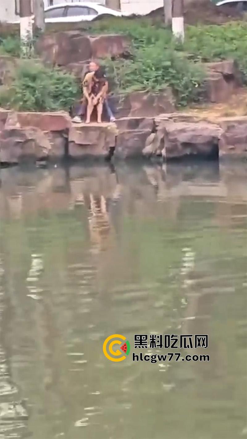 小河边老头乐 当街拉客户直接野战 这么操真方便啊 连卫生纸都省了-8