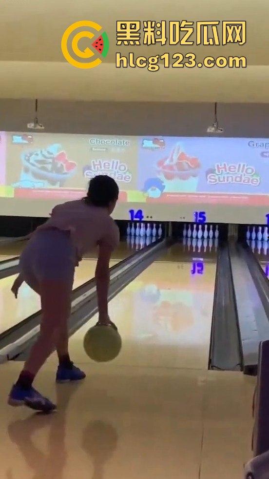 老外攻略极品人妻无套内射，精液流出来了还笑着下厨？这绿帽真是带得稳！-11