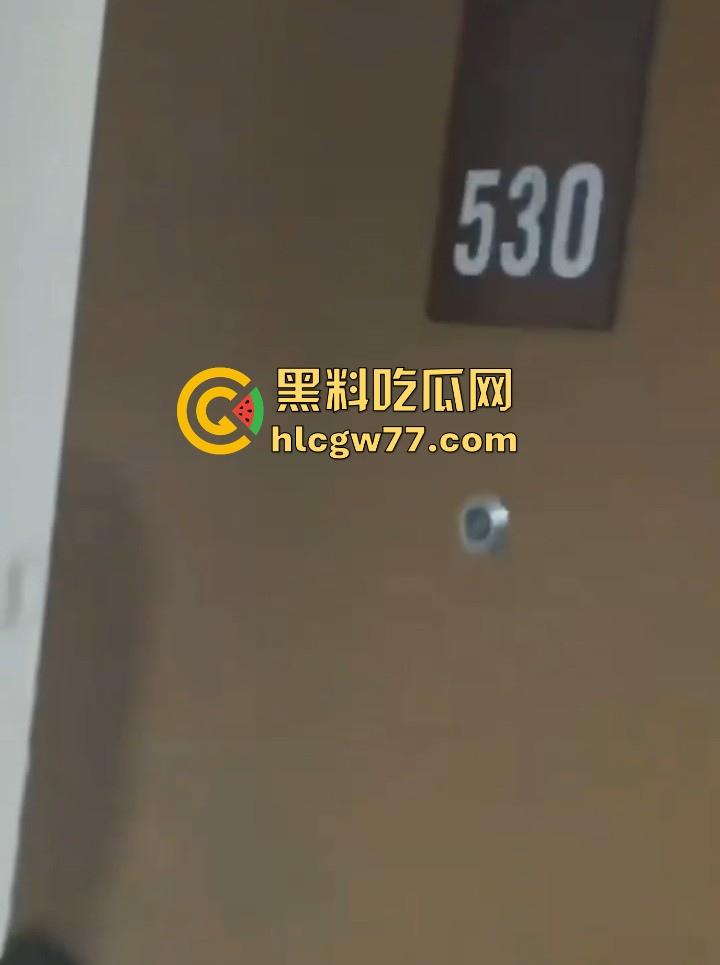 日照安泰国际广场大瓜！情侣做爱不拉窗帘被上千人围观 事后有吃瓜群众直接敲门提醒 现场视频火爆抖音！-7