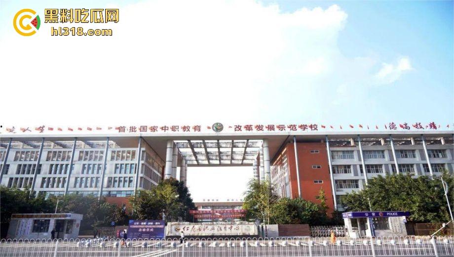 四川仁寿第二职高,小情侣楼梯间激情性爱,少女墙角舔屌被偷拍,在校园上演活春宫,刺激无比!-1