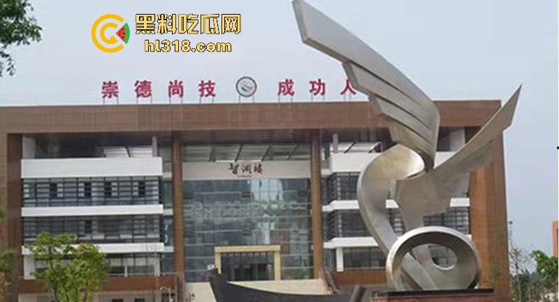 四川仁寿第二职高,小情侣楼梯间激情性爱,少女墙角舔屌被偷拍,在校园上演活春宫,刺激无比!-3