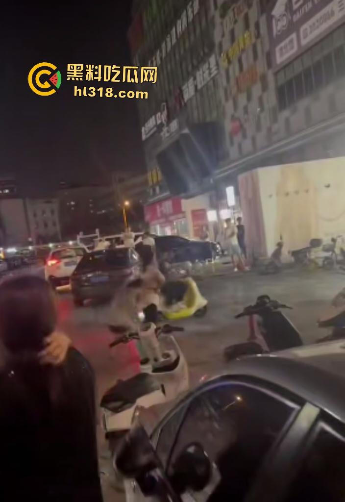 街头母女大战骂街!女儿闺蜜拉架助阵,女儿狂骂“我操你妈逼”,路人还嘲讽要左拍拍右拍拍这不孝女!-4