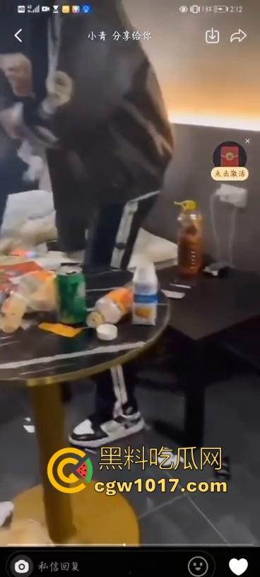 不是现在的东北精神小伙狠人这么多的吗!上门寻仇直接掏出大刀狂捅,地下躺着一个手里还捅着一个,这是要血洗啊!-5