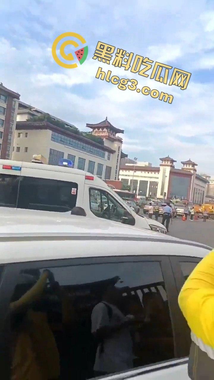 西安大雁塔景区菜刀小伙与警察激烈交火，惊心动魄现场引爆网络！-1