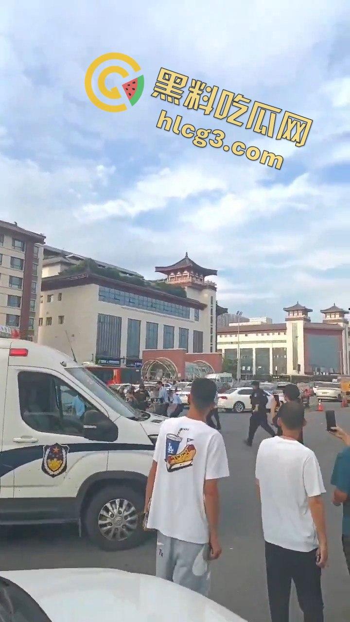 西安大雁塔景区菜刀小伙与警察激烈交火，惊心动魄现场引爆网络！-2