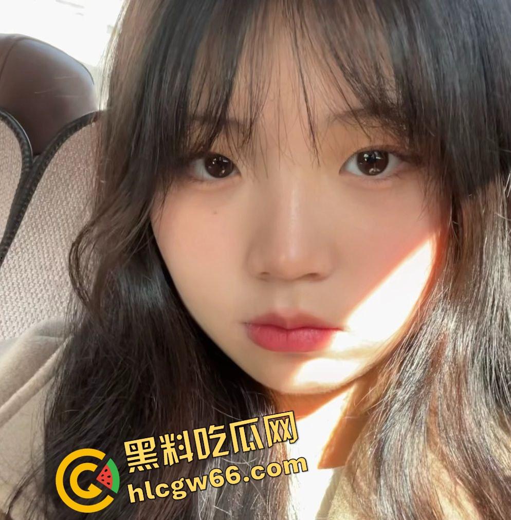 湖州刚毕业小学妹『宋雪』骚逼巨乳肥臀坐下去能把鸡巴夹爆,跪舔口交被偷拍,摇臀浪得小哥直接颜射满脸!-1