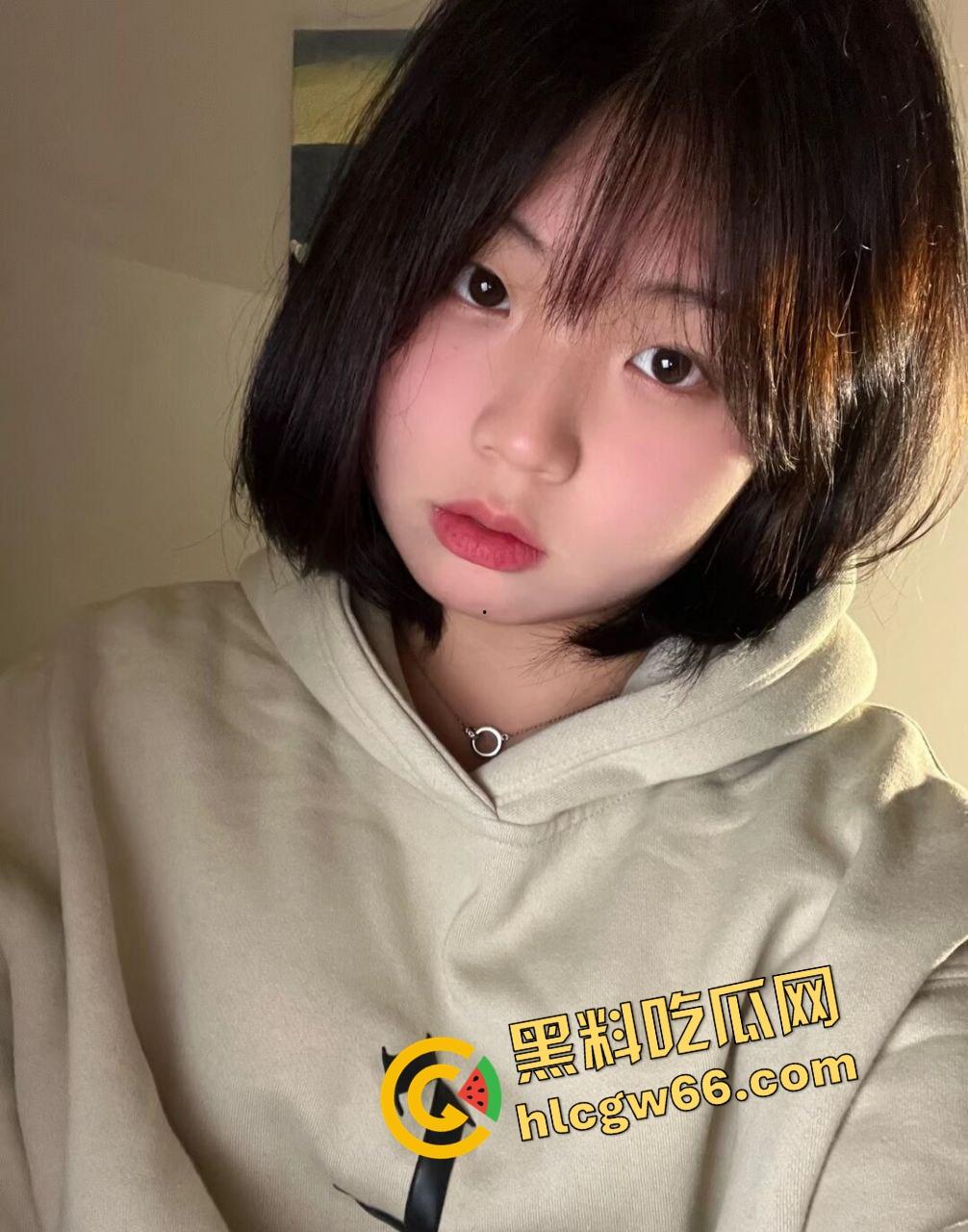 湖州刚毕业小学妹『宋雪』骚逼巨乳肥臀坐下去能把鸡巴夹爆,跪舔口交被偷拍,摇臀浪得小哥直接颜射满脸!-2