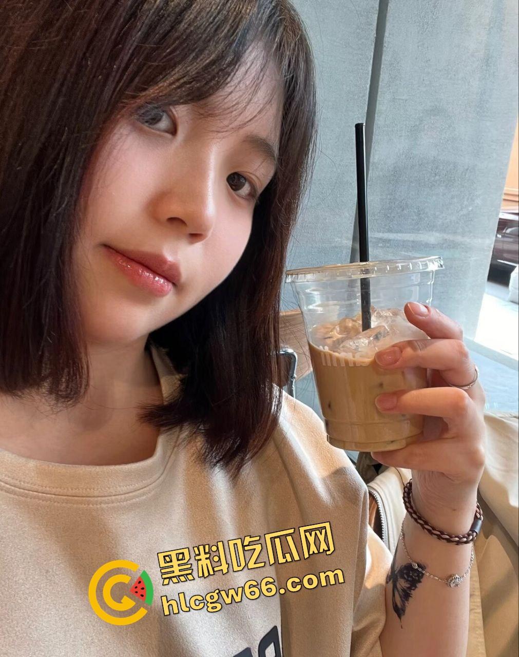 湖州刚毕业小学妹『宋雪』骚逼巨乳肥臀坐下去能把鸡巴夹爆,跪舔口交被偷拍,摇臀浪得小哥直接颜射满脸!-3