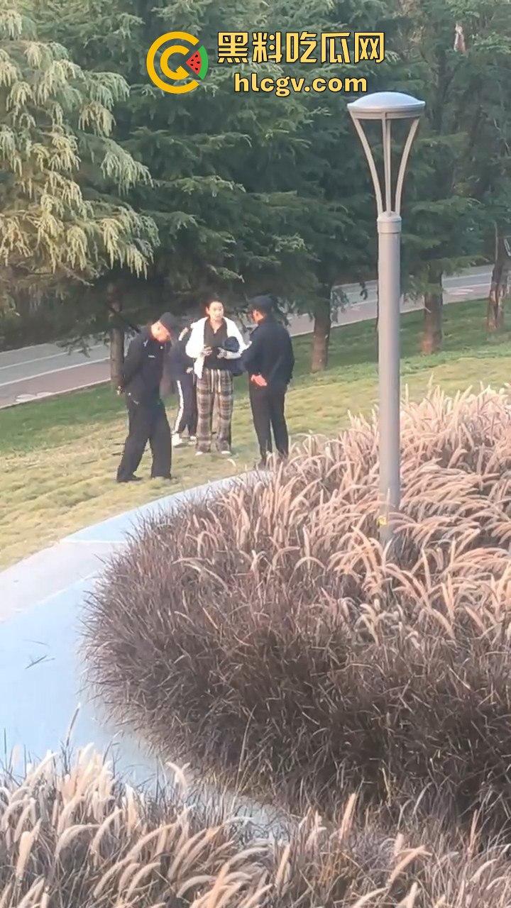 山东网友爆料熊孩子河边射高抛箭!家长嚣张不听劝,网友无奈报警处理!-7