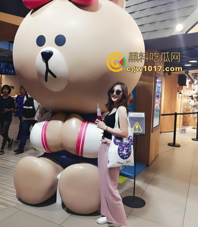 大佬分享一个月2万包养的极品女大，从白月光到淫语母狗只需要2万，无套猛插跪地舔屌手到擒来，真反差了！-3