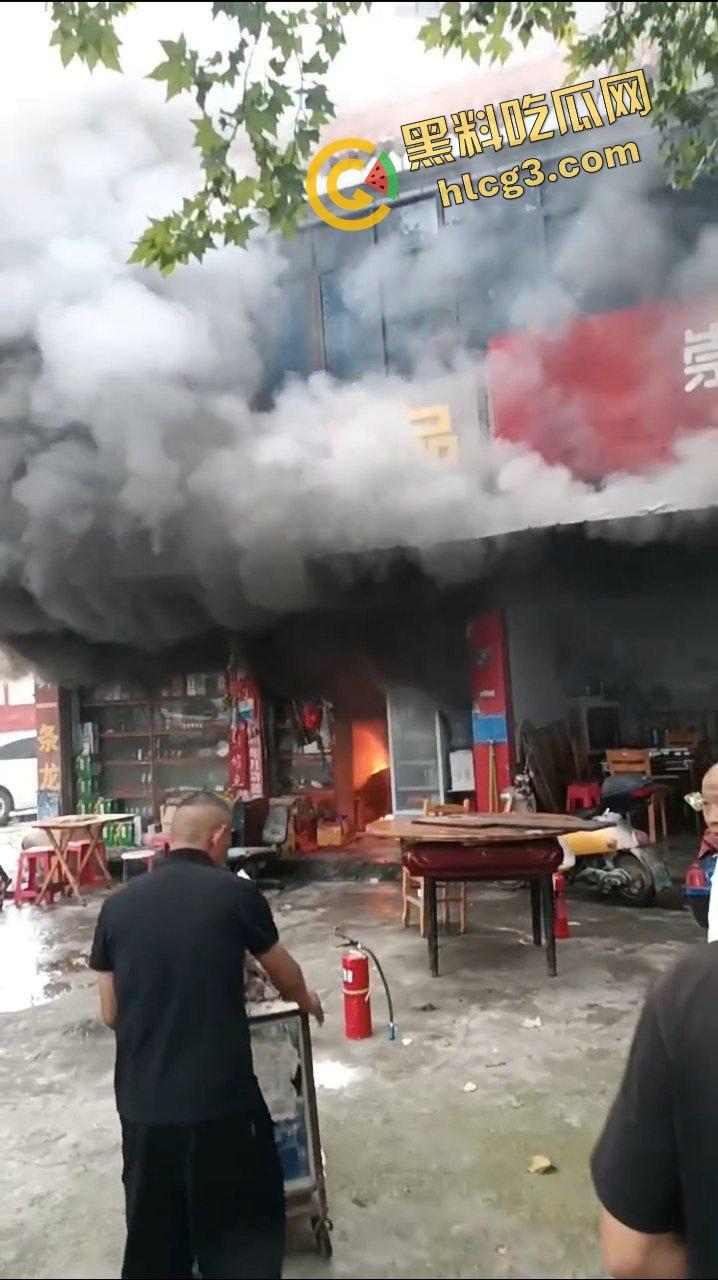 成都崇州施家坝农场 腊肉店起火！浓烟滚滚 火炎焱燚 为中元节做准备！-7