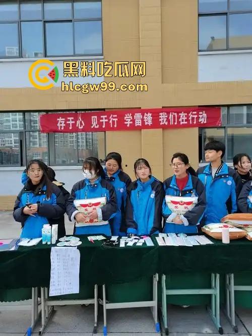 校园大瓜！江苏淮阴中专教室走廊大胆吃鸡，直接无视众人专心跪舔，现在的学生真的大胆！-2