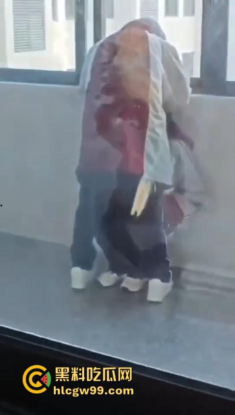 校园大瓜！江苏淮阴中专教室走廊大胆吃鸡，直接无视众人专心跪舔，现在的学生真的大胆！-6