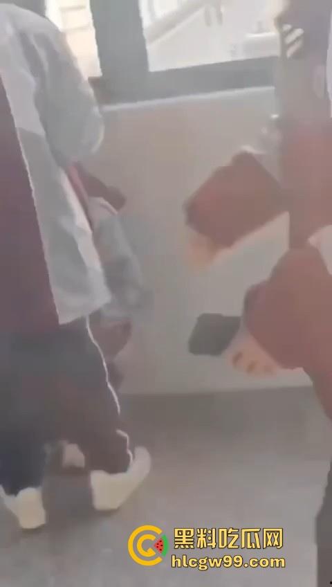 校园大瓜！江苏淮阴中专教室走廊大胆吃鸡，直接无视众人专心跪舔，现在的学生真的大胆！-9
