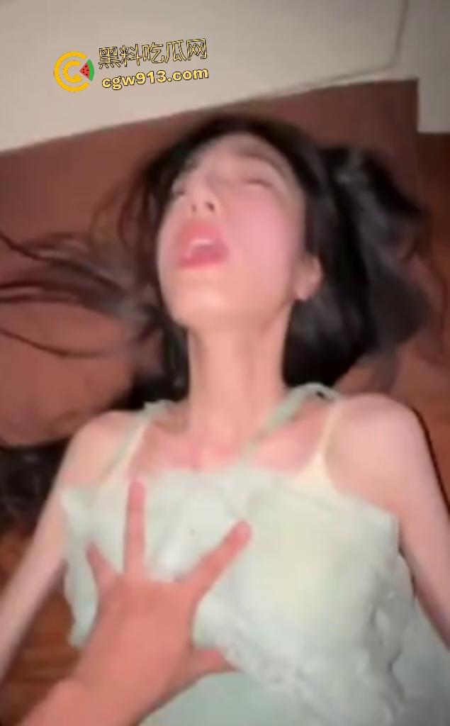 广州大学大三纤纤美女【谢雨】,白天学弟射脸敷精液面膜,晚上学长狂插骚逼,迟早玩松这嫩逼!-6