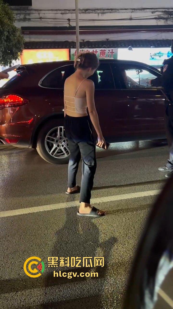 桂林阳朔一女子大马路上失恋大吼!公交车都不敢过,真把自己当西街美景展示了?-4