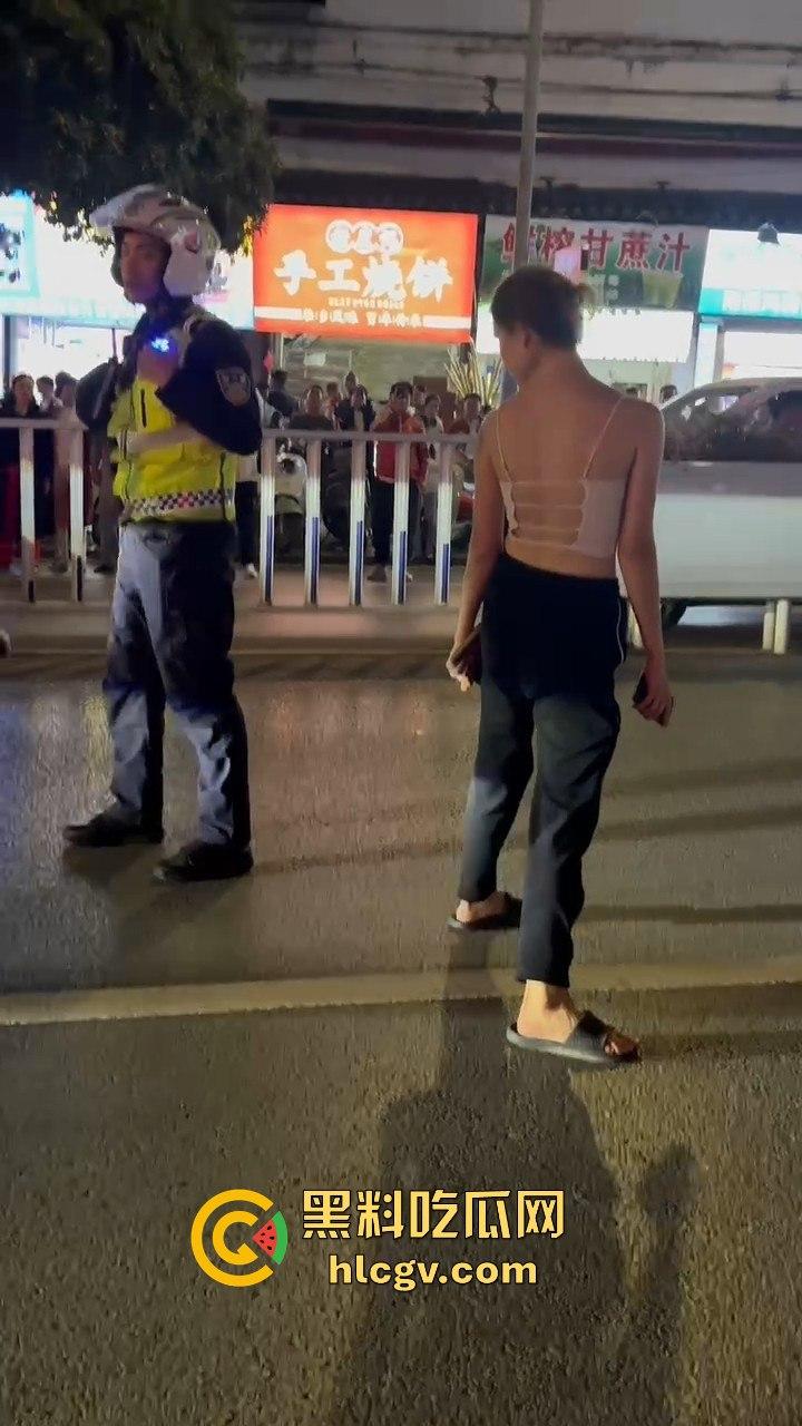 桂林阳朔一女子大马路上失恋大吼!公交车都不敢过,真把自己当西街美景展示了?-8