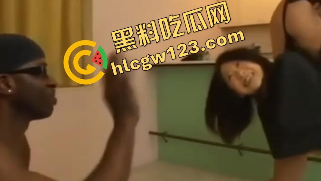 骨瘦如柴与黑大吊对决!平胸排骨精被黑鬼猛操,瘦到像竹竿,估计这比肥的还要紧吧!-8