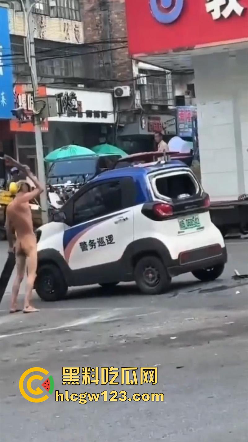 广西柳州惊现裸男,小黄毛疑似吸毒,大热天赤裸全身裸奔,到处砸车打人,被警察当场逮捕!-4