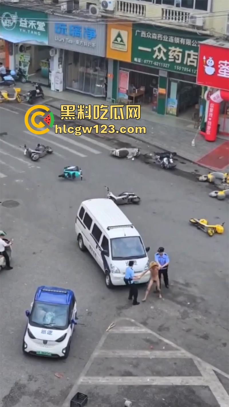 广西柳州惊现裸男,小黄毛疑似吸毒,大热天赤裸全身裸奔,到处砸车打人,被警察当场逮捕!-6