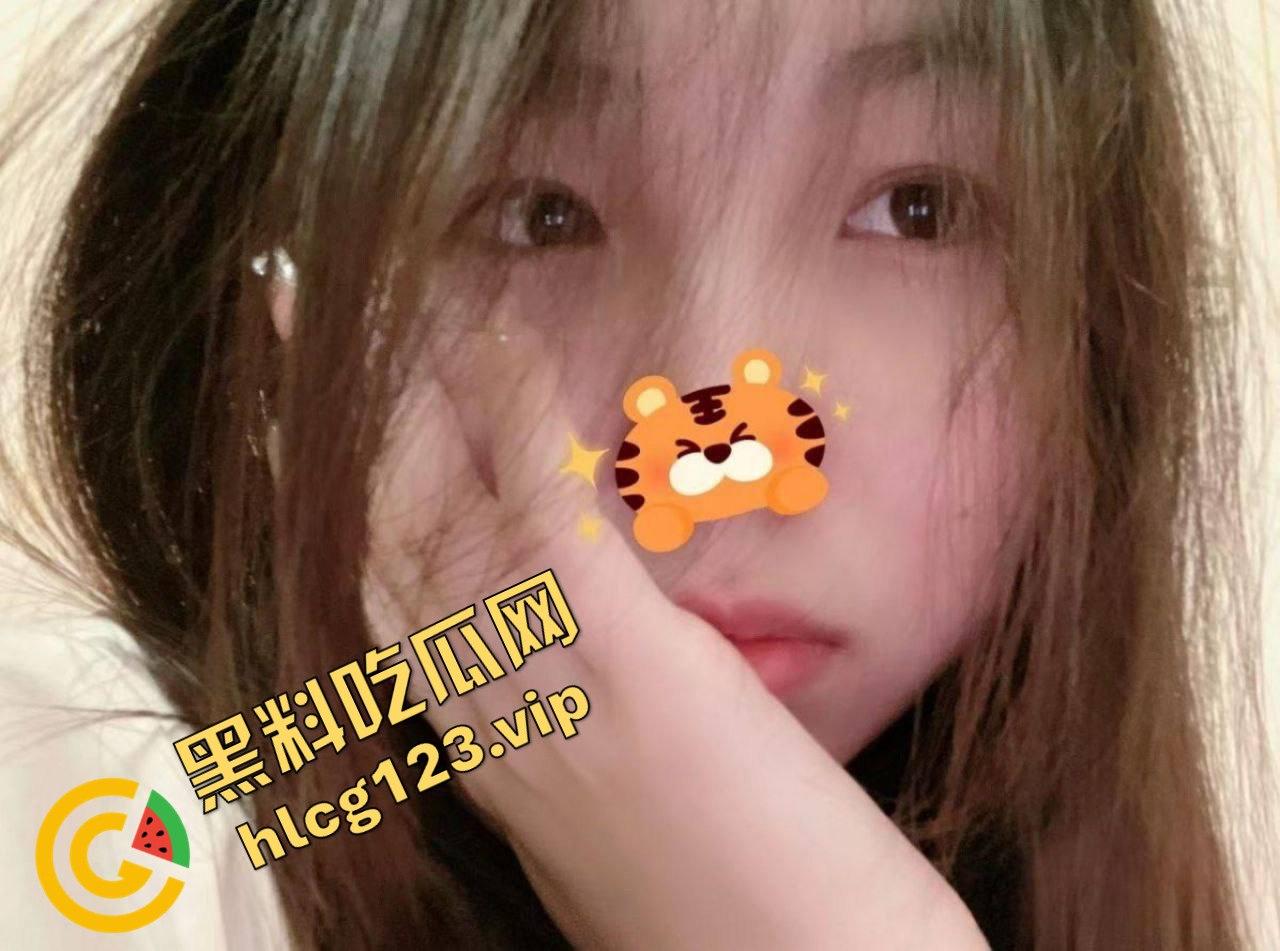 武汉会计学院20岁学生妹蜜桃臀摆拍自慰!粉嫩小骚逼让人欲罢不能!-2